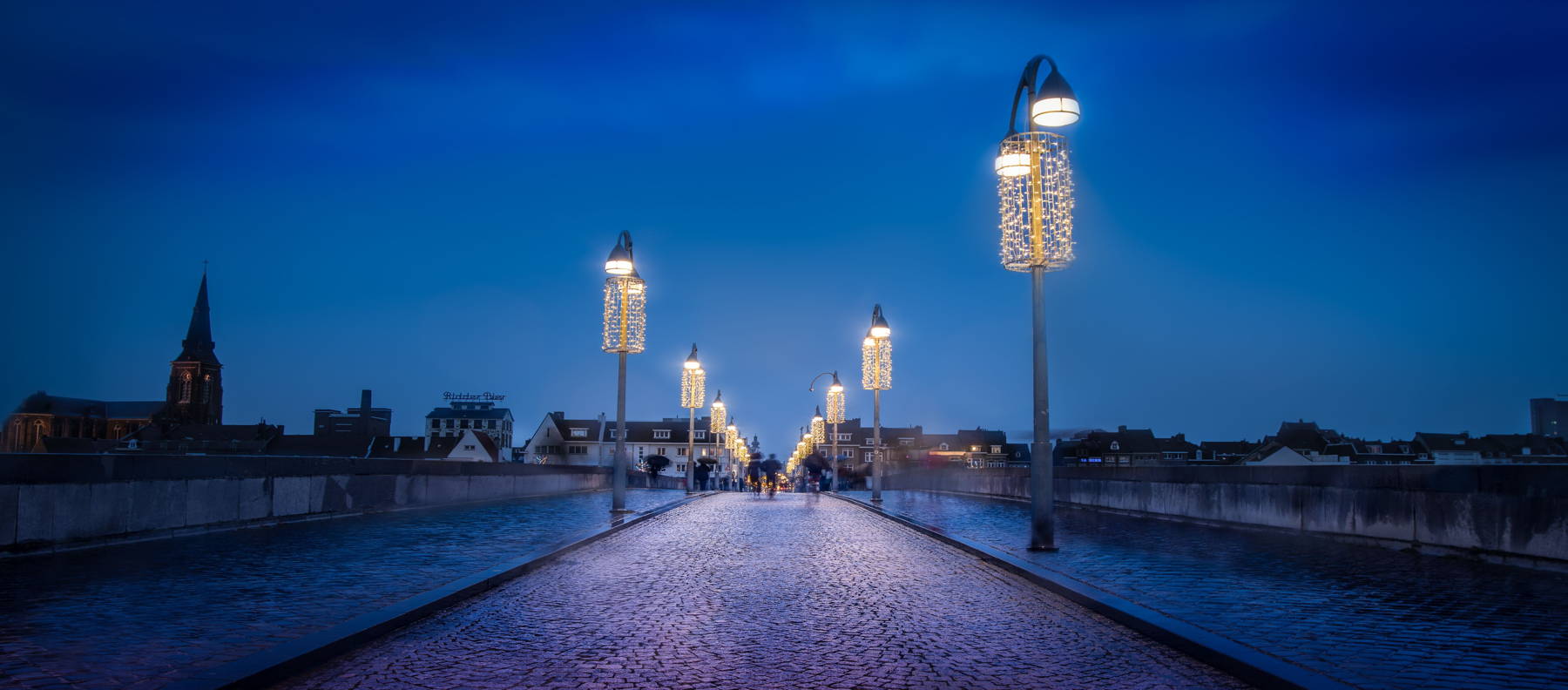 Illustrated skyline of Maastricht featuring, among others, the Helpoort, Sint-Servaas Basilica, Basilica of Our Lady and town hall